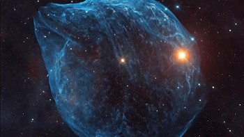 Nebula berkepala Lumba-lumba, diambil oleh fotografer Yovin Yahathugoda menunjukkan gelembung kosmik yang tidak sempurna ini dengan kontras yang tajam. Jaraknya 4.530 tahun cahaya dan lebarnya 60 tahun cahaya dan disebabkan oleh bintang Wolf-Rayet sebelum menjadi supernova. Foto: Royal Observatory Greenwich Astronomy Photography 2021
