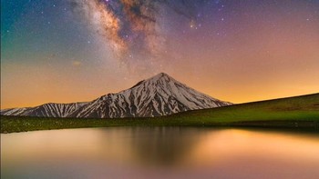 Gambar Glory of Damavand dan Milky Way merupakan karya dari Masoud Ghadiri dan menunjukkan Bima Sakti muncul dari Gunung Damavand. Foto: Royal Observatory Greenwich Astronomy Photography 2021