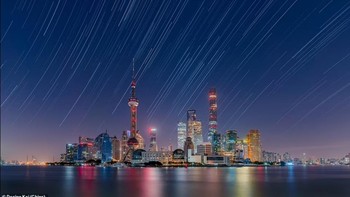 Kota Lujiazui yang berwarna cerah dan makmur di Distrik Pudon, Cina, dapat dilihat di bawah langit yang dipenuhi dengan cobaan bintang dan Sabuk Orion. Foto: Royal Observatory Greenwich Astronomy Photography 2021