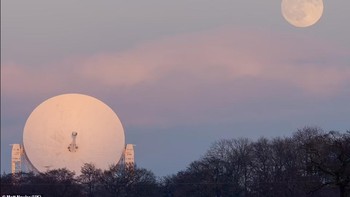 Jodrell Bank adalah salah satu teleskop radio paling terkenal di dunia dan gambar ini, oleh Matt Naylor, menunjukkan piringan ikonik yang diabaikan oleh bulan.  Foto: Royal Observatory Greenwich Astronomy Photography 2021