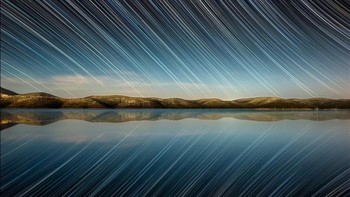Varian A diambil oleh Dugio Otok dan menunjukkan jejak bintang yang menawan di atas danau di Kroasia. Foto: Royal Observatory Greenwich Astronomy Photography 2021
