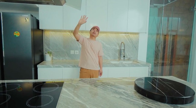 Raditya Dika memiliki rumah megah dengan desain minimalis. Saat baru menempati rumahnya tersebut, penulis dan aktor ini mengungkap di rumahnya ada penampakan supranatural. Dia juga mengalami kejadian ganjil, seperti kursi yang bergerak sendiri. Foto: YouTube/Raditya Dika