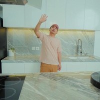 Raditya Dika memiliki rumah megah dengan desain minimalis. Saat baru menempati rumahnya tersebut, penulis dan aktor ini mengungkap di rumahnya ada penampakan supranatural. Dia juga mengalami kejadian ganjil, seperti kursi yang bergerak sendiri. Foto: YouTube/Raditya Dika