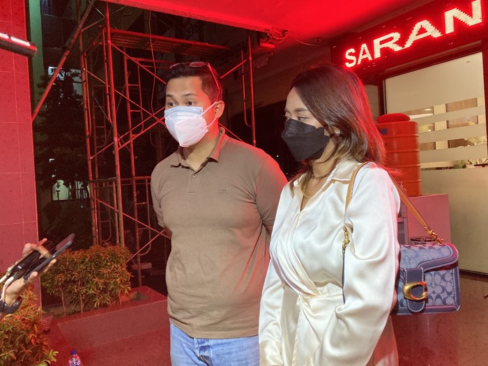 Sari Ramadhini (26) pembuat video arisan sosialita dengan tumbal brondong selesai memberikan keterangan kepada polisi.