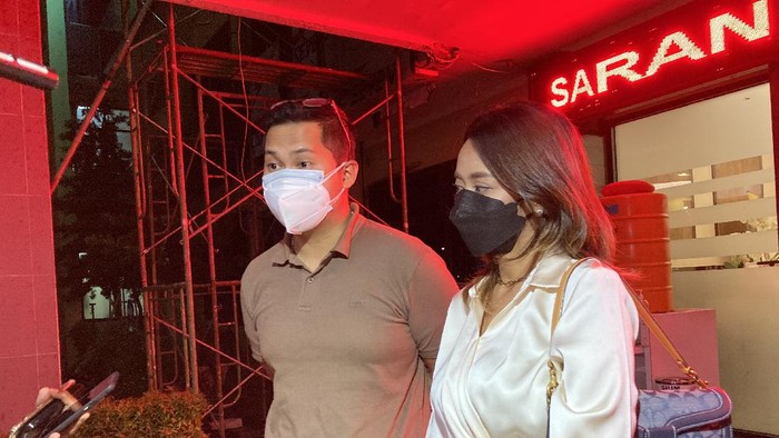 Sari Ramadhini (26) pembuat video arisan sosialita dengan tumbal brondong selesai memberikan keterangan kepada polisi.