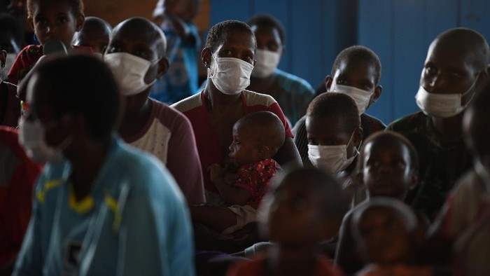 Sejumlah ibu hamil dan menyusui mengikuti sosialisasi vaksinasi COVID-19 di Agats, Asmat, Papua, Kamis (1/7/2021). Pemerintah mulai memberikan vaksin COVID-19 kepada ibu hamil, ibu menyusui, dan anak-anak usia 12-18 tahun sebagai upaya melindungi kelompok tersebut dari COVID-19. ANTARA FOTO/Puspa Perwitasari/aww.