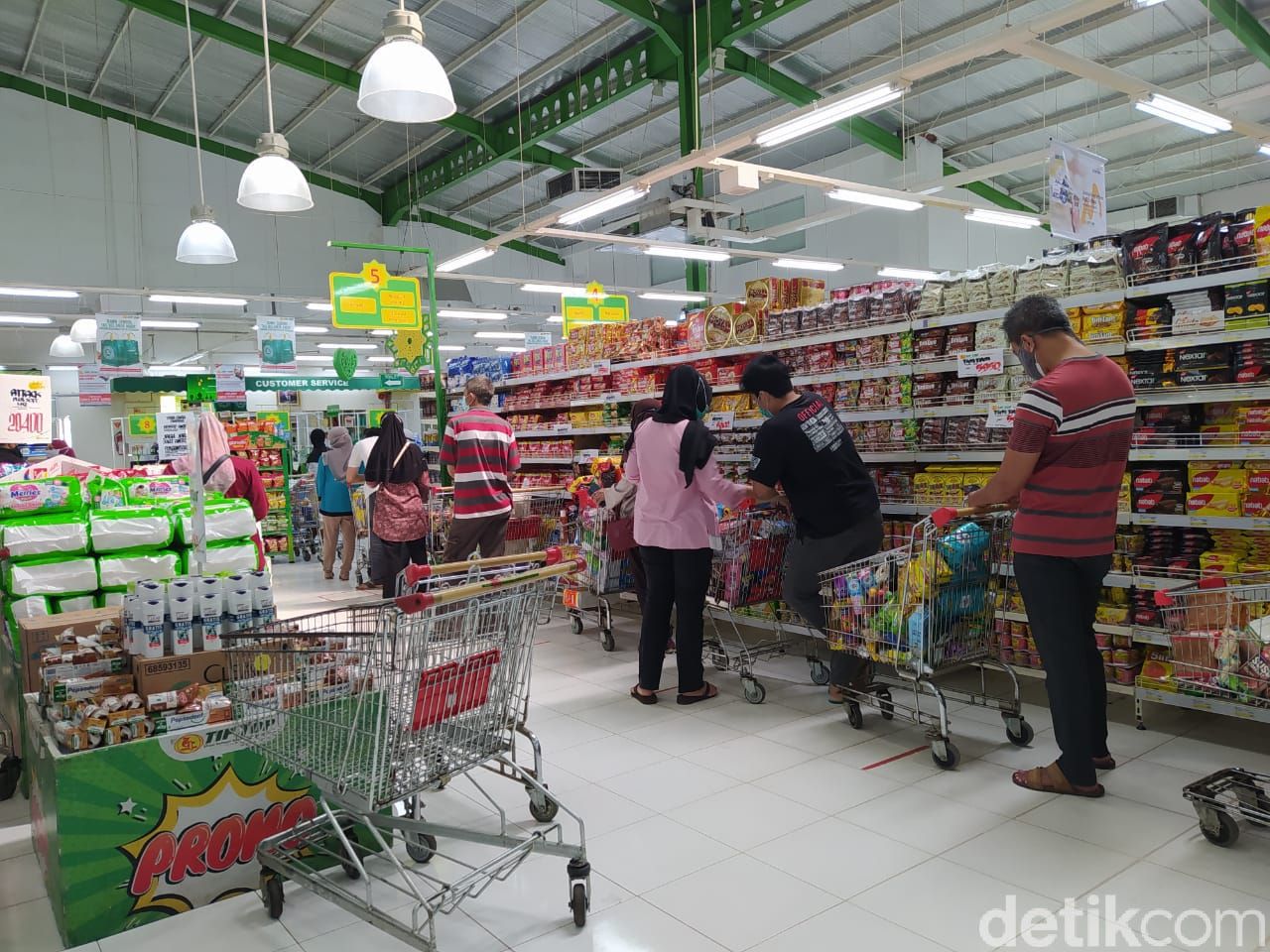 Suasana Antrean di Supermarket Jelang PPKM Darurat