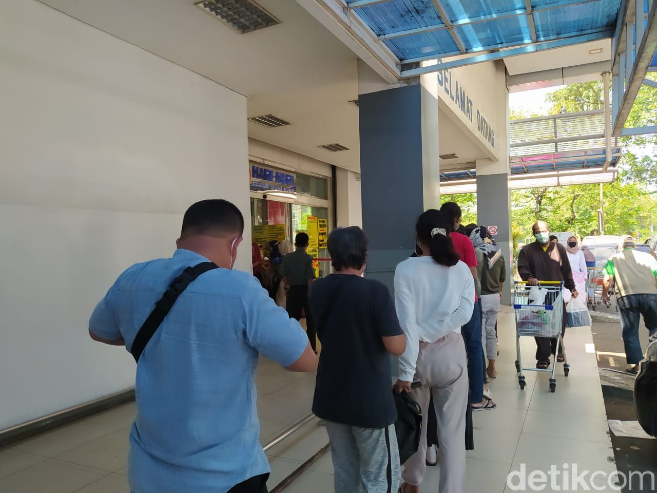 Suasana Antrean di Supermarket Jelang PPKM Darurat
