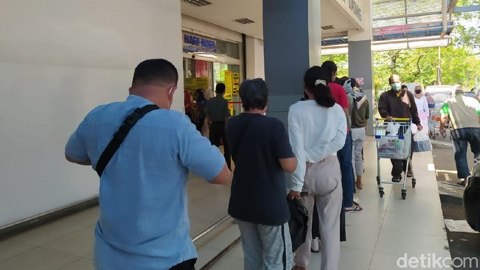 Suasana Antrean di Supermarket Jelang PPKM Darurat