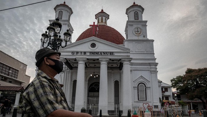 SUASANA KOTA SEMARANG JELANG PENERAPAN PPKM DARURAT Seorang tukang becak menanti penumpang di kawasan wisata Cagar Budaya Kota Lama, Semarang, Jawa Tengah, Kamis (1/7/2021). Pemerintah berencana menerapkan PPKM Darurat pada 3 - 20 Juli mendatang di 48 Kabupaten/Kota berstatus pandemi level 4 dan 74 Kabupaten/Kota berstatus pandemi level 3 di Pulau Jawa dan Bali, dengan sejumlah aturan pengetatan aktivitas masyarakat di tempat publik guna menurunkan penambahan kasus aktif COVID-19. ANTARA FOTO/Aji Styawan/aww.