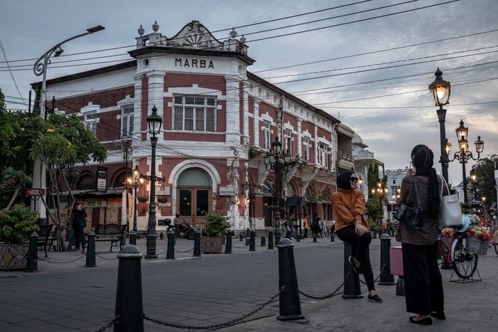 Seorang tukang becak menanti penumpang di kawasan wisata Cagar Budaya Kota Lama, Semarang, Jawa Tengah, Kamis (1/7/2021). Pemerintah berencana menerapkan PPKM Darurat pada 3 - 20 Juli mendatang di 48 Kabupaten/Kota berstatus pandemi level 4 dan 74 Kabupaten/Kota berstatus pandemi level 3 di Pulau Jawa dan Bali, dengan sejumlah aturan pengetatan aktivitas masyarakat di tempat publik guna menurunkan penambahan kasus aktif COVID-19. ANTARA FOTO/Aji Styawan/aww.