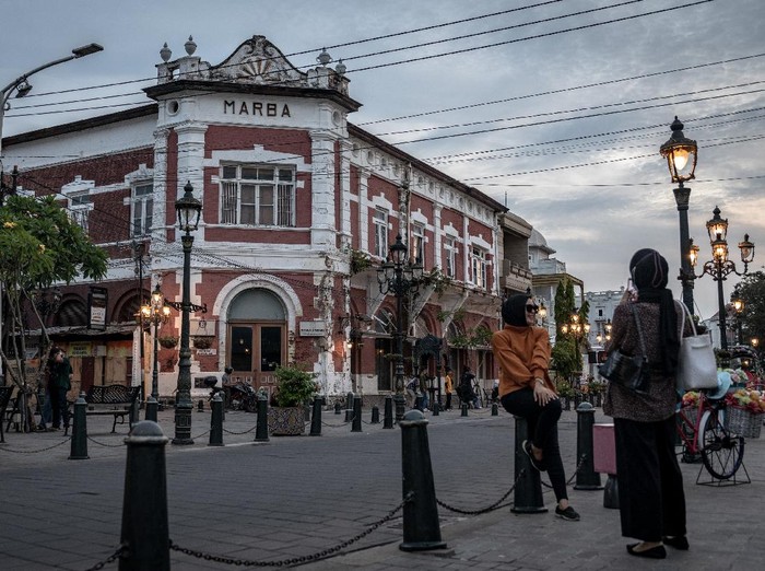 Seorang tukang becak menanti penumpang di kawasan wisata Cagar Budaya Kota Lama, Semarang, Jawa Tengah, Kamis (1/7/2021). Pemerintah berencana menerapkan PPKM Darurat pada 3 - 20 Juli mendatang di 48 Kabupaten/Kota berstatus pandemi level 4 dan 74 Kabupaten/Kota berstatus pandemi level 3 di Pulau Jawa dan Bali, dengan sejumlah aturan pengetatan aktivitas masyarakat di tempat publik guna menurunkan penambahan kasus aktif COVID-19. ANTARA FOTO/Aji Styawan/aww.