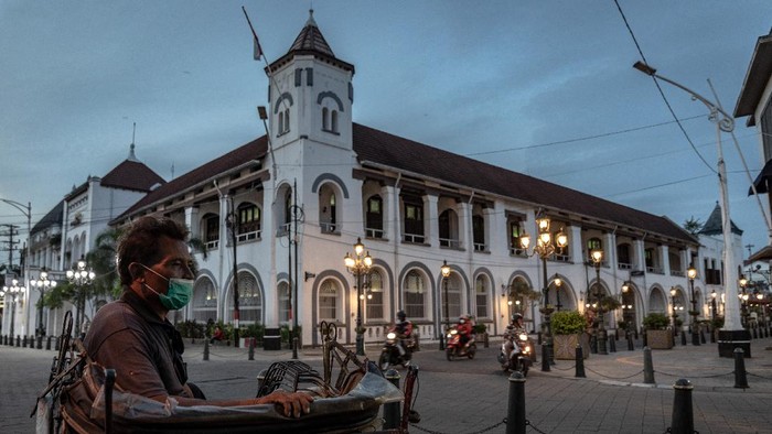 SUASANA KOTA SEMARANG JELANG PENERAPAN PPKM DARURAT Seorang tukang becak menanti penumpang di kawasan wisata Cagar Budaya Kota Lama, Semarang, Jawa Tengah, Kamis (1/7/2021). Pemerintah berencana menerapkan PPKM Darurat pada 3 - 20 Juli mendatang di 48 Kabupaten/Kota berstatus pandemi level 4 dan 74 Kabupaten/Kota berstatus pandemi level 3 di Pulau Jawa dan Bali, dengan sejumlah aturan pengetatan aktivitas masyarakat di tempat publik guna menurunkan penambahan kasus aktif COVID-19. ANTARA FOTO/Aji Styawan/aww.