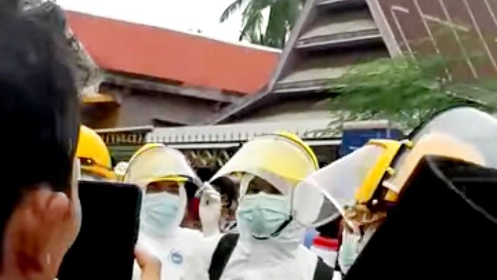 Tangkapan layar video viral warga usir petugas hendak makamkan jenazah COVID di Bulukumba (dok. Istimewa).