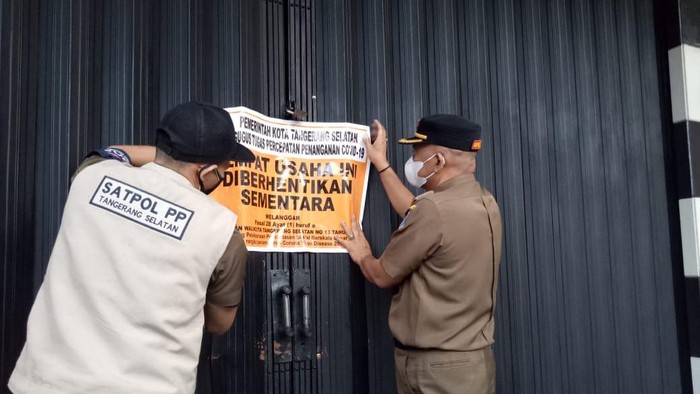 Satpol PP Tangsel tutup sementara tempat pijat dan spa, Kamis (1/7/2021).