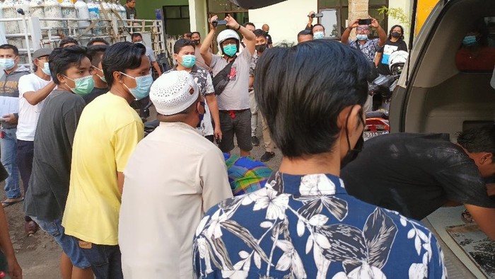 Seorang wisatawan tewas tenggelam di Pantai Mayangan, Kota Probolinggo. Niat berendam untuk kesehatan, ia malah tenggelam hingga tewas.