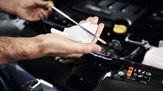 Tips menggunakan dipstick untuk mengecek kualitas dan volume oli mobil