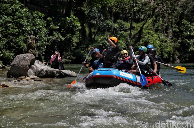 Sejumlah warga menikmati permainan arung jeram di kawasan Sungai Asahan, Kabupaten Asahan, Sumatera Utara. Arung Jeram ini di klaim sebagai terbaik ke-3 di dunia lho.