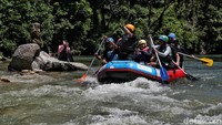 Kami pun mendayung menuju jeram yang pertama, alangkah seru ketika kapal mulai menghantam ombak-ombak yang dihasilkan oleh derasnya air di Sungai Asahan. Saking serunya, kami pun sampai berteriak yang dibarengi dengan senyuman dan juga tawa. Tak hanya jeramnya yang deras, panorama yang disuguhkan oleh sungai ini jugalah sangat indah. Pohon rindang di kanan dan kiri kami selalu menemani sepanjang perjalanan. Tak hanya itu, sungai ini juga melewati lembah-lembah dengan tetesan air yang makin menambah kecantikan dari sungai terbaik ke-3 di dunia ini.