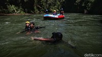 Untuk paket fun yang kita ambil itu setidaknya akan melewati 3 jeram yang berbeda-beda. Dan jarak tempuhnya itu sekitar 8 km dengan kecepatan kapal 30-40 km/h. Jarak tempuh yang kita lalui kira-kira akan menempuh waktu sekitar 3 jam.