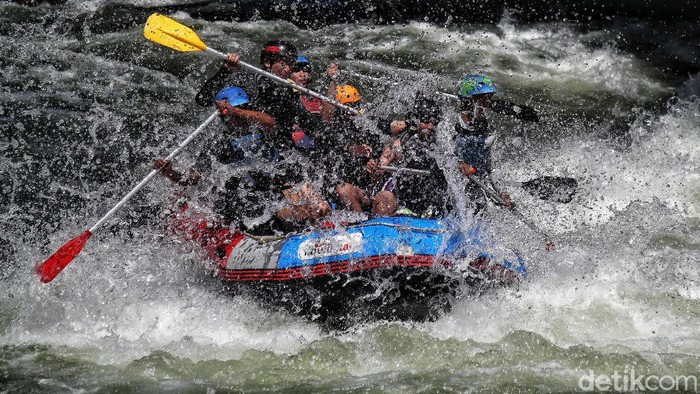 Uji Adrenalin di Sungai Asahan, Arung Jeram Terbaik ke-3 Dunia Sejumlah warga menikmati permainan arung jeram di kawasan Sungai Asahan, Kabupaten Asahan, Sumatera Utara. Arung Jeram ini di klaim sebagai terbaik ke-3 di dunia lho.
