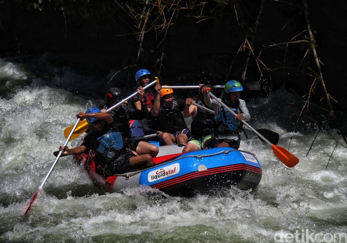 Sejumlah warga menikmati permainan arung jeram di kawasan Sungai Asahan, Kabupaten Asahan, Sumatera Utara. Arung Jeram ini di klaim sebagai terbaik ke-3 di dunia lho.