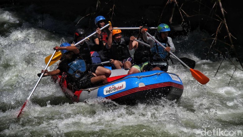 Uji Adrenalin di Sungai Asahan, Arung Jeram Terbaik ke-3 Dunia Sejumlah warga menikmati permainan arung jeram di kawasan Sungai Asahan, Kabupaten Asahan, Sumatera Utara. Arung Jeram ini di klaim sebagai terbaik ke-3 di dunia lho.