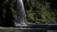 Perahu-perahu yang akan kami naiki sudah menanti! Untuk menuju ke tepi sungai, butuh perjuangan yang terbilang sangat tinggi. Dan penantian itu terbayar sudah dengan suara air dari yang sungai yang deras bahwa kita sudah sampai. 