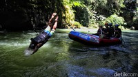 Dari kejauhan sudah terlihat jeram yang akan kami taklukan, agak sedikit seram memang, tapi adrenalin kami terpacu untuk menaklukan jeram tersebut. Karena kami masih pemula, kami memutuskan untuk mengambil paket yang pas untuk kami yaitu paket fun. 