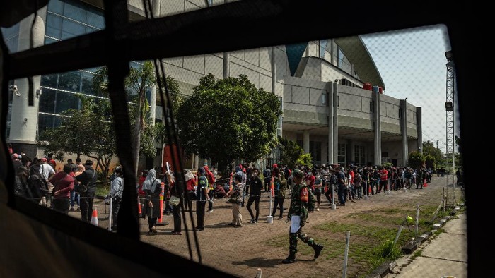 VAKSINASI COVID-19 MASSAL DI KOTA SEMARANG Warga yang telah mendaftar secara daring antre untuk mengikuti vaksinasi COVID-19 massal di Holy Stadium Marina, Semarang, Jawa Tengah, Kamis (1/7/2021). Sentra Vaksinasi COVID-19 yang diselenggarakan Pemkot Semarang dengan target enam sampai tujuh ribu penerima vaksin per hari itu akan berlangsung tiga hingga empat bulan ke depan guna mempercepat program pemerintah untuk mencapai kekebalan komunal menuju Indonesia sehat bebas COVID-19.Β ANTARA FOTO/Aji Styawan/wsj.