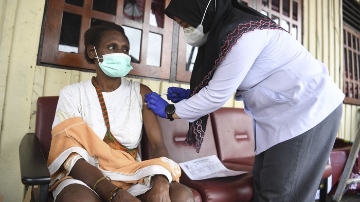 Petugas kesehatan menyuntikkan vaksin COVID-19 kepada warga di Agats, Asmat, Papua, Kamis (1/7/2021). Vaksinasi yang digelar dalam rangka HUT Bhayangkara ke-75 tersebut diperuntukkan bagi warga Agats sebagai upaya guna mempercepat program pemerintah untuk mencapai kekebalan komunal menuju Indonesia sehat bebas COVID-19.ANTARA FOTO/Puspa Perwitasari/aww.