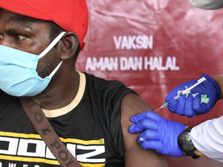 Potret Vaksinasi Warga di Timur Indonesia