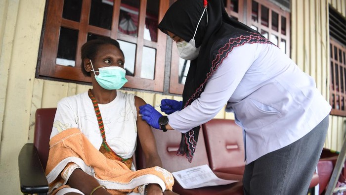Petugas kesehatan menyuntikkan vaksin COVID-19 kepada warga di Agats, Asmat, Papua, Kamis (1/7/2021). Vaksinasi yang digelar dalam rangka HUT Bhayangkara ke-75 tersebut diperuntukkan bagi warga Agats sebagai upaya guna mempercepat program pemerintah untuk mencapai kekebalan komunal menuju Indonesia sehat bebas COVID-19.ANTARA FOTO/Puspa Perwitasari/aww.