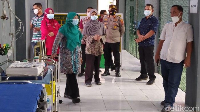 Wali Kota Magelang, Muchamad Nur Aziz, meninjau rumah sakit darurat
