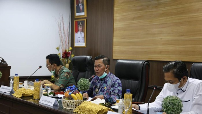 Wali Kota Serang saat rapat dengan forum komunikasi pimpinan daerah