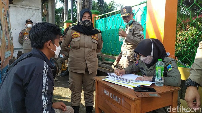 Warga tak bermasker didata saat simulasi PPKM darurat di Garut