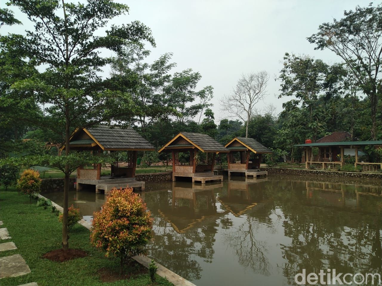 Warung Bambu : Asyiknya Ngaliwet Komplet Sambil Mancing Ikan Sendiri