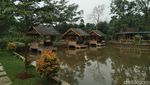 Seru! Bersantap Nasi Liwet di Saung Tradisional Sambil Mancing Ikan