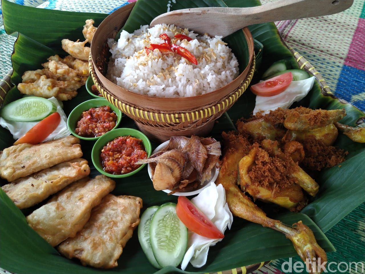 Warung Bambu : Asyiknya Ngaliwet Komplet Sambil Mancing Ikan Sendiri