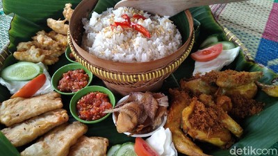 Seru! Bersantap Nasi Liwet di Saung Tradisional Sambil Mancing Ikan