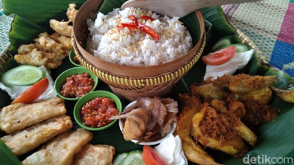Seru! Bersantap Nasi Liwet di Saung Tradisional Sambil Mancing Ikan