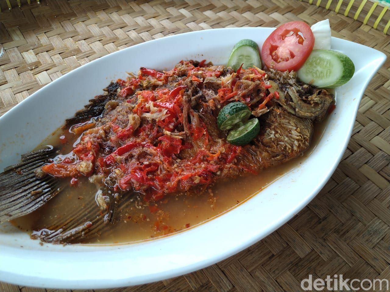 Warung Bambu : Asyiknya Ngaliwet Komplet Sambil Mancing Ikan Sendiri