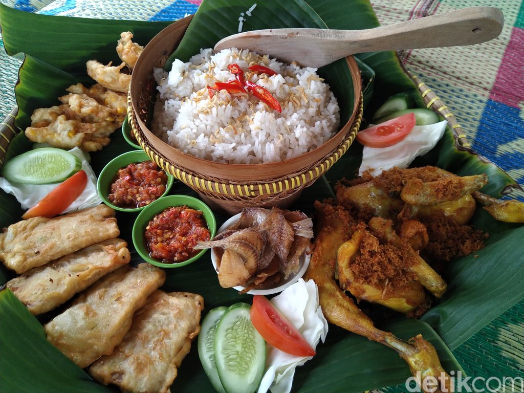 Warung Bambu : Asyiknya Ngaliwet Komplet Sambil Mancing Ikan Sendiri