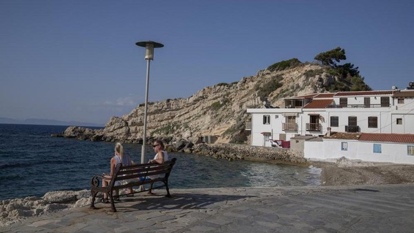 Pendapatan dari perjalanan turis ke Yunani turun lebih dari 75 persen pada 2020 dibandingkan dengan 2019.  (AP)