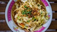 Penggemar mie tek-tek bisa membuat sendiri mie ayam favoritnya di rumah. Isiannya lengkap yaitu hati ayam, suwiran ayam, dan sayuran seperti kol serta tomat merah. Resep mie tek-tek bisa kamu lihat di sini. Foto: iStock 