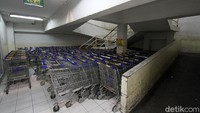 Troli belanja menumpuk di salah satu sudut mall.