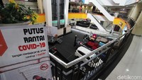 Beberapa bagian gerai didalam mall yang tetap buka dan tetap menjaga aturan protokol kesehatan.
