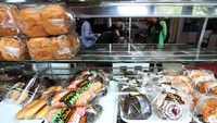 Aturan sejumlah restoran pun ketat dan hanya melayani take away.
