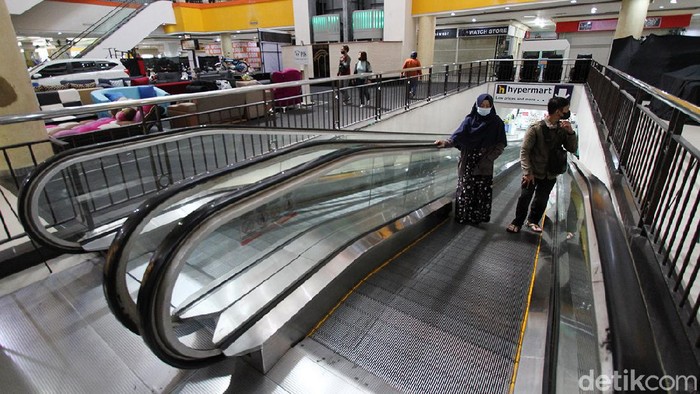 PPKM Darurat di kota Solo membuat sejumlah pusat perbelanjaan tutup. Meskipun begitu, beberpa gerai masih ada yang buka.
