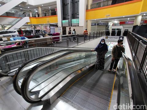 PPKM Darurat di kota Solo membuat sejumlah pusat perbelanjaan tutup. Meskipun begitu, beberpa gerai masih ada yang buka.